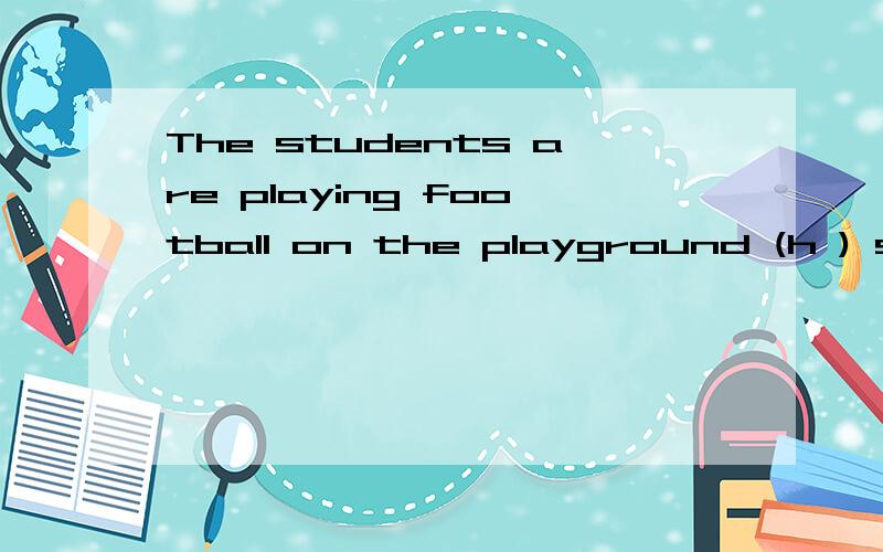 The students are playing football on the playground (h ) sho